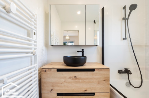 Meuble vasque bois et robinetterie noire