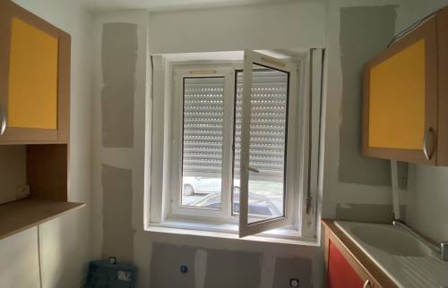 Calicots, enduits avant mise en peinture pour ce mur de cuisine sur rue 