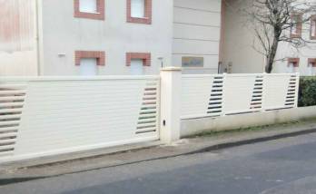 Clôture en aluminium sur muret en béton