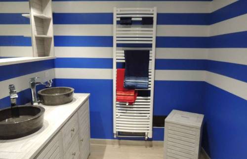 Salle de bain au style marin à Jonzac