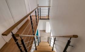 Escalier depuis le palier vue sur revêtement de sol à l'identiques marches hévéa - Hendaye - 64700 -