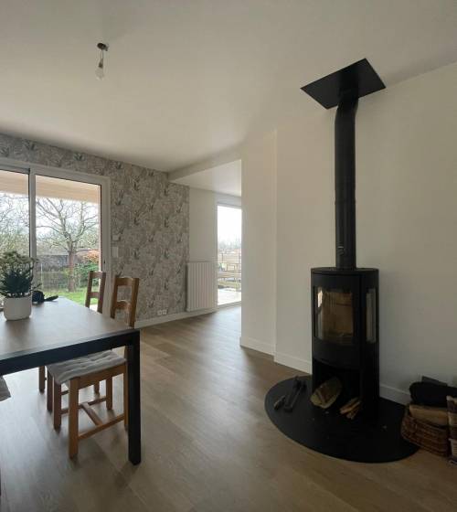 Pose d'un poêle à bois moderne dans une maison rénovée - Saint-Léger-sous-Cholet 49280