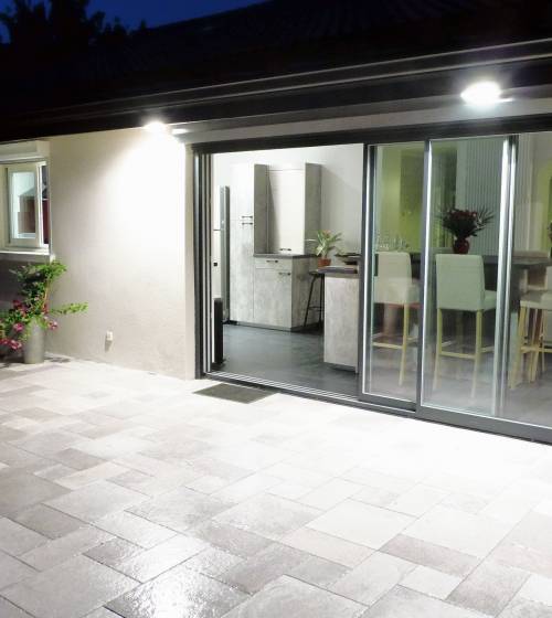 Véranda avec toit tuiles canal et baies vitrées avec terrasse dallée jardin - éclaire nocturne leds - La Chapelle-sur-Erdre - 44240 -- 