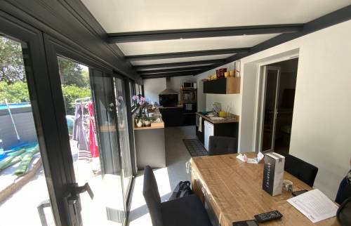 Vue intérieure de la véranda réalisée sur Ales 