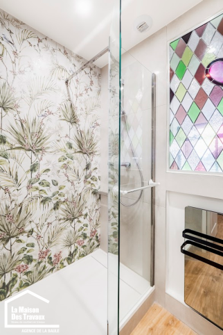 Faïence déco dans le fond de douche 