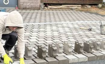 Pose des pavés extérieurs pour l’aménagement d’une cour près de Saint-Brieuc – chantier La Maison Des Travaux