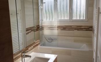 Salle de bain rénovée moderne avec des rangements