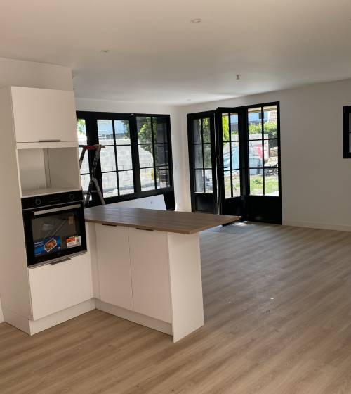 Grandes ouvertures sur jardin grâce aux menuiseries aluminium 