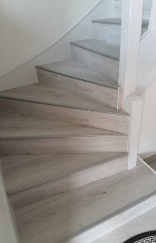 Début de l'escalier habillé