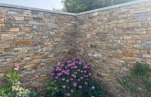 mur en parpaing avec parement pierre à St Gatien des Bois