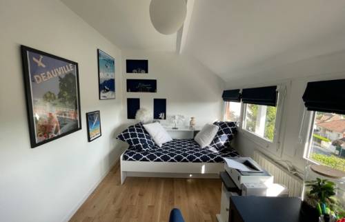 La chambre bureau avec le lit