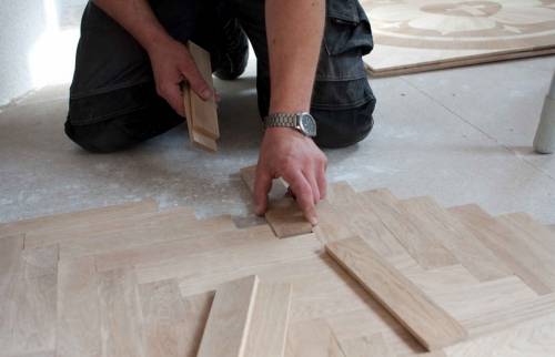 Pose d'un parquet dans le secteur de Joue Les Tourres