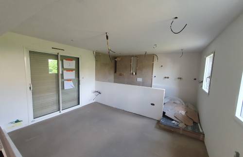 Travaux en cours avec un nouveau parquet, peintures 