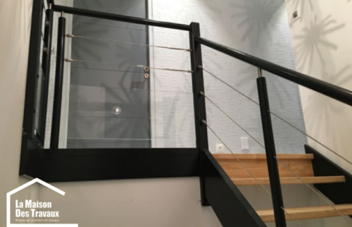 Pose d'un garde-corps aluminium noir semi vitré