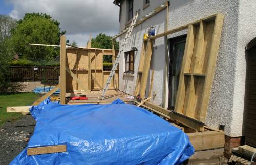 Chantier en cours montage ossature bois devant maison après ouverture mur - La Chapelle-sur-Erdre – 44240 -