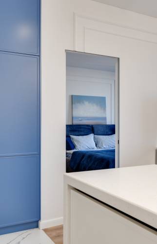 Une chambre en bleu et blanc