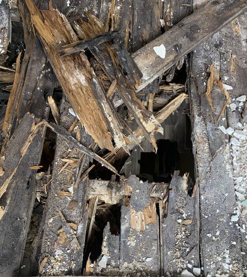 Problème d'une salle de bain conçue sur un plancher sans natte d'étanchéité