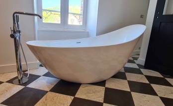 Baignoire îlot et sa robinetterie sur pied