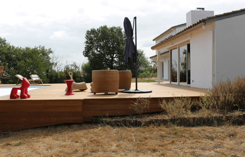 Création d’une terrasse en bois avec piscine