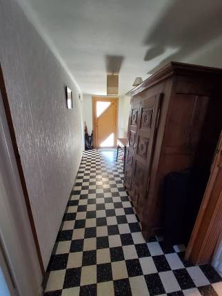 Entrée de la maison avant travaux de rénovation des sols et des murs