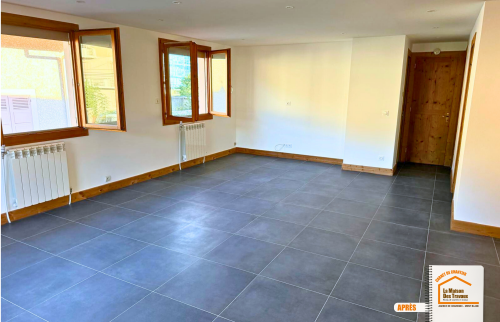  modernisation sol appartement, rénovation carrelage Haute-Savoie, artisan pose carrelage Chamonix, design intérieur contemporain, sol effet ardoise montagne, la maison des travaux chamonix