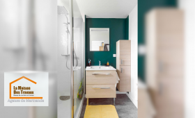 L’un des éléments phares de cette transformation est sans aucun doute la vasque, installée dans un élégant meuble en bois clair. 