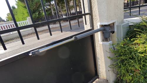 La motorisation noyée dans le pilier