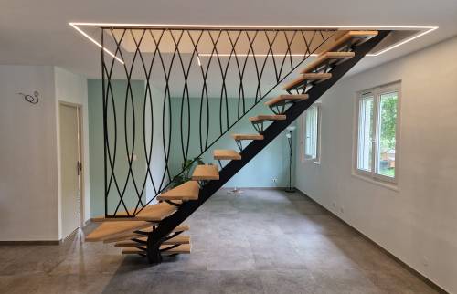 escalier sur mesure avec structure métal et marches en bois massif