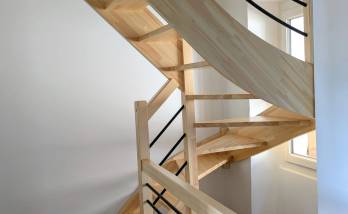 escalier sur-mesure gain de place pour accéder aux combles