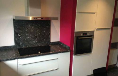 Cuisine équipée, plan de travail granit à Kembs