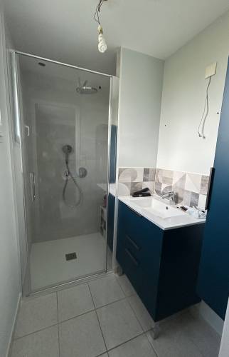 Salle d’eau avant la pose du miroir – aménagement en cours pour un design moderne et fonctionnel à Bruz.