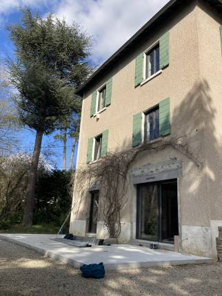 Ecully (69130) : création d'une grande terrasse extérieure en Travertin
