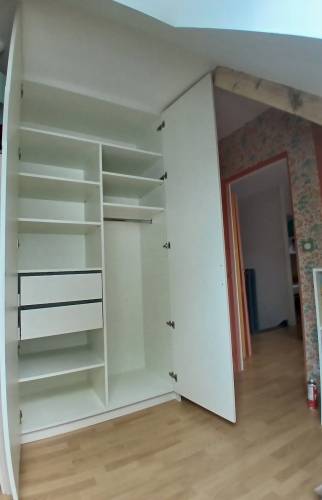 Placard sur-mesure avec finitions blanches dans la chambre à Vern-sur-Seiche, rénovation par La Maison Des Travaux Bruz