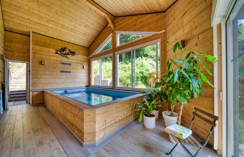 vue d'ensemble de la magnifique piscine intérieure