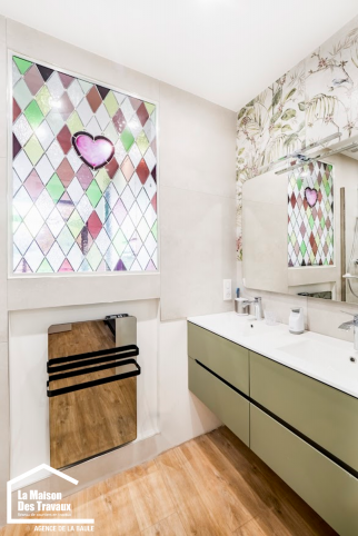 Vitrail décoratif entre le salon et la salle de bain