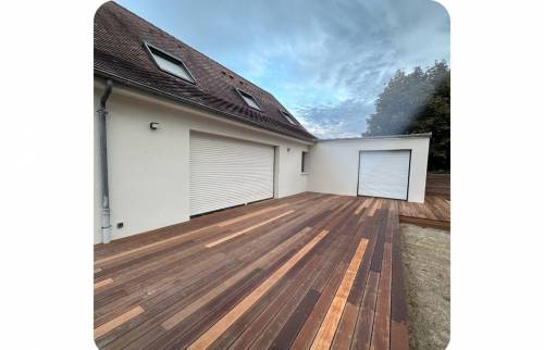 Terrasse en bois sur une grande surface 