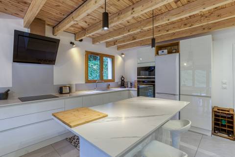 La cuisine avec le plan de travail indépendant