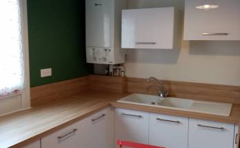 Cuisine rénovée avec petite table 