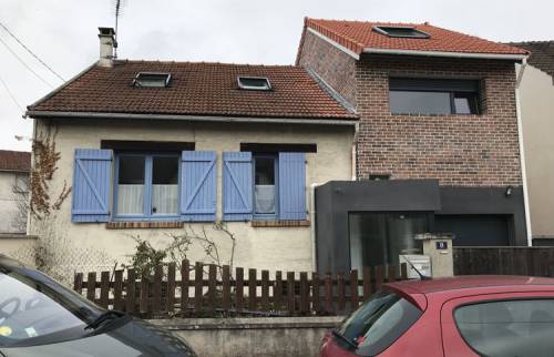 Agrandissement de maison à Carvin (62) : extension contemporaine en briques et garage.