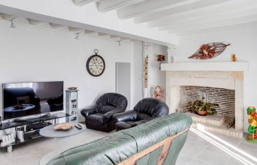 Salon avec cheminée ancienne