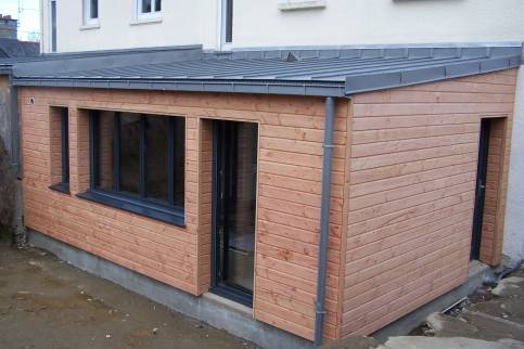 Pose de Bardages bois douglas et des menuiseries Aluminium gris anthracite