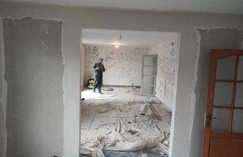 Finitions des jambages et de l'encadrement en plaque de plâtre après l'ouverture.