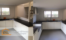 Une maison modernisée à Flayosc avec une cuisine en U et une extension lumineuse