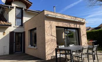 Vue extérieure de la maison après l'extension