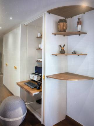 Aménagement sur mesure d’une entrée avec bureau intégré à Thonon-les-Bains