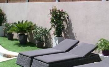 Installation d’une clôture bois sur muret autour d’une piscine