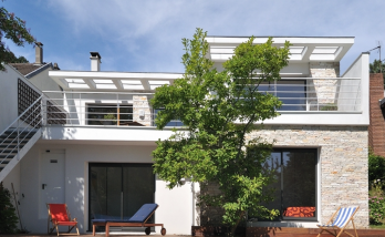 Pose de pergola à structure fixe avec poutres ajourées