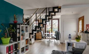 salon salle à manger avec escalier 