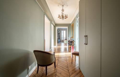 Lustre en cristal dans un couloir rénové à Saint-Cloud : Un éclairage majestueux