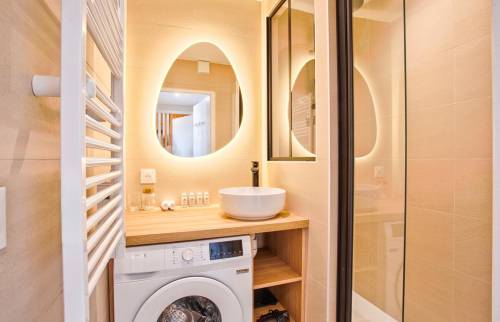 Aménagement d’une salle de bain avec cloison verrière et meuble vasque sur mesure à Deauville